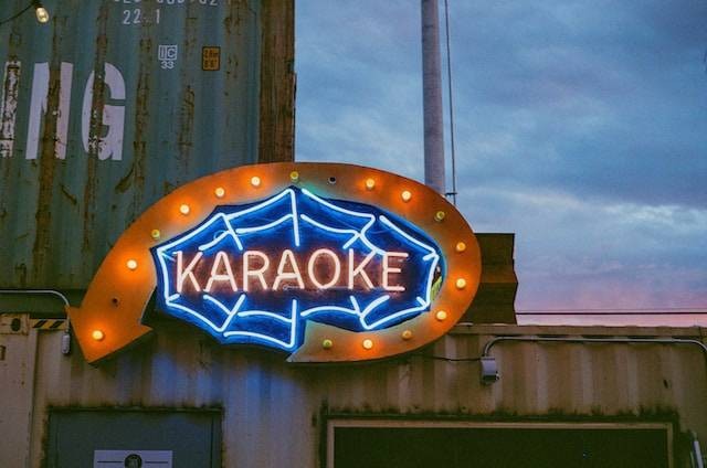 Ilustrasi Tempat Karaoke di Solo. Sumber: Nikola Đuza / Unsplash