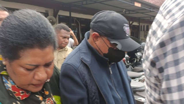 Suasana di Bandara Domine Eduard Osok, Senin (13/11/2023) saat KPK dibantu polisi membawa Pj Bupati Sorong Yan Piet Mosso. Dok: kumparan