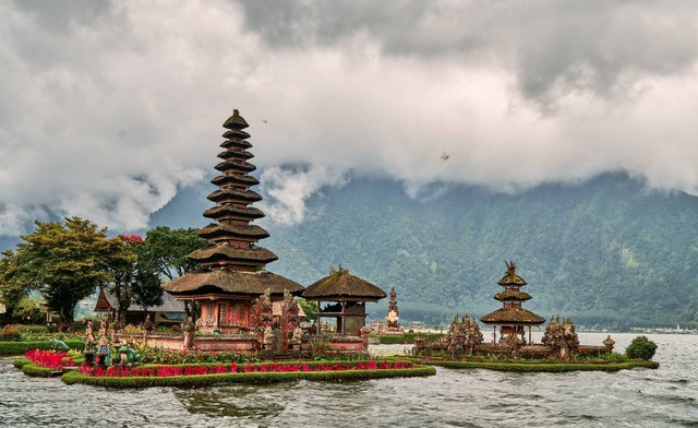 Ilustrasi Sejarah Pura Ulun Danu. Sumber: Unsplash/Norbert Braun