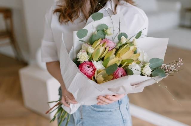 Pesona bunga di mata seorang wanita. Foto: Shutterstock