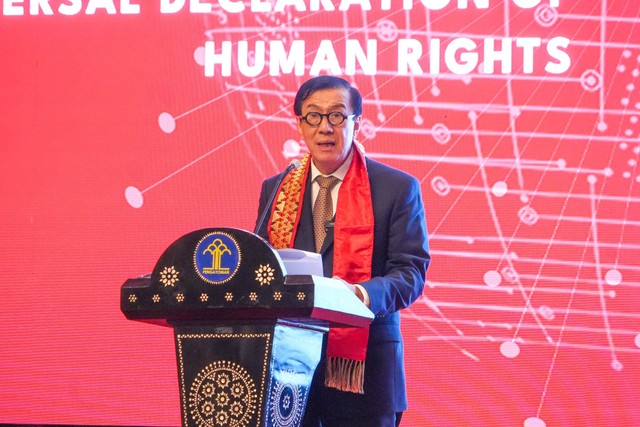 Menkum HAM, Yasonna Laoly  padaacara Konferensi Internasional Literasi Keagamaan Lintas Budaya "Martabat Manusia dan Supremasi Hukum untuk Masyarakat yang Damai dan Inklusif" yang digelar di Hotel Kempinski, Senin 13 November 2023. (Foto: Havijay/Kemenkumham)