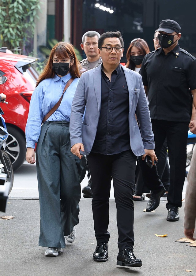 Artis Rebecca Klopper bersama pacarnya Fadli Fausal dan kuasa hukum Sandy Arifin menghadiri sidang perdana terkait pornografi di Pengadilan Negeri Jakarta Selatan, Jakarta, Senin, (13/11/2023). Foto: Agus Apriyanto