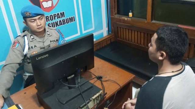 Oknum polisi di Sukabumi saat diperiksa Propam Polres Sukabumi. Foto: Dok. Istimewa