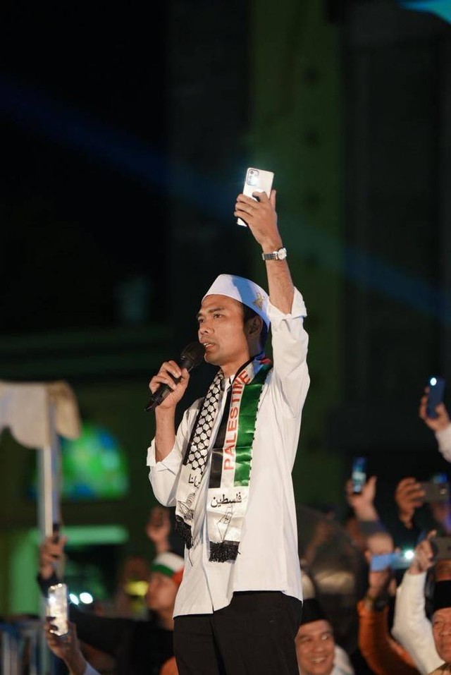 Ustaz Abdul Somad (UAS) dalam tablig akbar "Dari Bumi Melayu Riau untuk Palestina" di halaman Masjid Raya Annur Provinsi Riau, Jumat malam (10/11), bersama. Dok: Ist