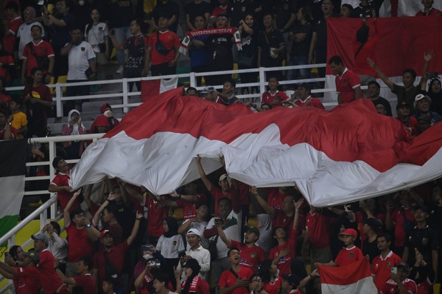 Para suporter timnas Indonesia saat menonton laga Grup A Piala Dunia U-17 2023 melawan Ekuador di Stadion Gelora Bung Tomo, Surabaya, Jawa Timur, Jumat (10/11/2023). Foto: Aditya Pradana Putra/Antara Foto