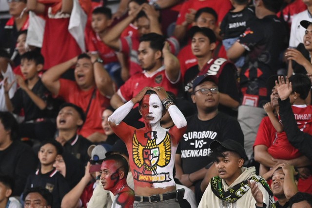 Para suporter timnas Indonesia saat menonton laga Grup A Piala Dunia U-17 2023 melawan Ekuador di Stadion Gelora Bung Tomo, Surabaya, Jawa Timur, Jumat (10/11/2023). Foto: Aditya Pradana Putra/Antara Foto