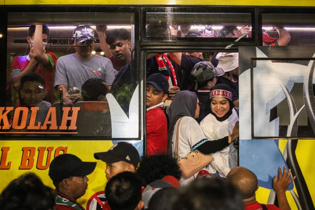 Sejumlah suporter menaiki shuttle bus usai menyaksikan Piala Dunia U-17 2023 di kompleks Stadion Gelora Bung Tomo, Surabaya, Jawa Timur, Jumat (10/11/2023). Foto: Rizal Hanafi/Antara Foto