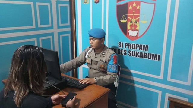 Oknum polisi di Sukabumi saat diperiksa Propam Polres Sukabumi. Foto: Dok. Istimewa
