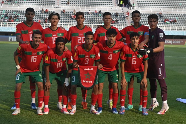 Pesepak bola Timnas Maroko berfoto sebelum pertandingan penyisihan Grup A Piala Dunia U-17 2023 melawan Timnas Ekuador di Stadion Gelora Bung Tomo (GBT), Surabaya, Jawa Timur, Senin (13/11/2023). Foto: Aditya Pradana Putra/Antara Foto