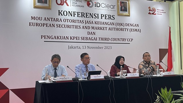 Konferensi pers di Gedung OJK, Jakarta pada Senin (13/11/2023). Foto: Widya Islamiati/kumparan