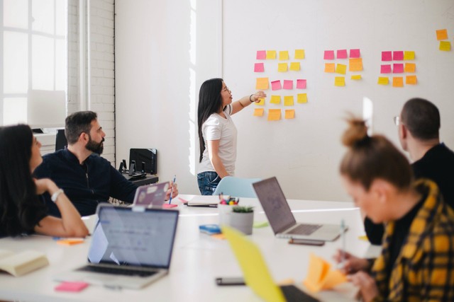Pengertian komunikasi bisnis. Foto: Unsplash/Jason Goodman