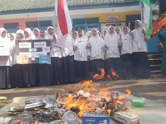 SMP di Bogor bakar produk-produk yang mereka anggap dukung Israel. Dok: Istimewa