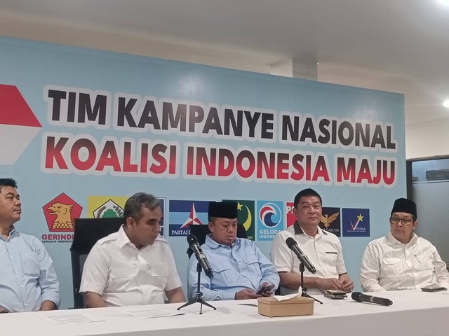 Konferensi pers Tim Kampanye Nasional (TKN) Prabowo-Gibran di Rumah Relawan Prabowo-Gibran, Slipi, Jakarta Barat, Senin (13/11/2023) malam. Foto: Zamachsyari/kumparan