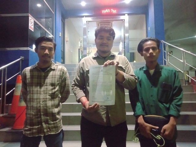 Mahasiswa laporkan Aiman Witjaksono ke Polda Metro Jaya, Senin (13/11/2023). Foto: Dok. Istimewa