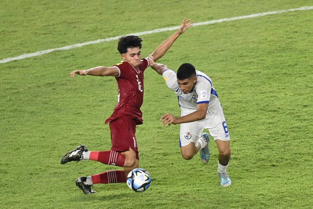 Pesepak bola Timnas Indonesia Ji Da Bin (kiri) berebut bola dengan pesepak bola Timnas Panama Anel Ryce pada pertandingan penyisihan Grup A Piala Dunia U-17 2023 di Stadion Gelora Bung Tomo (GBT), Surabaya, Jawa Timur, Senin (13/11/2023). Foto: Aditya Pradana Putra/Antara Foto