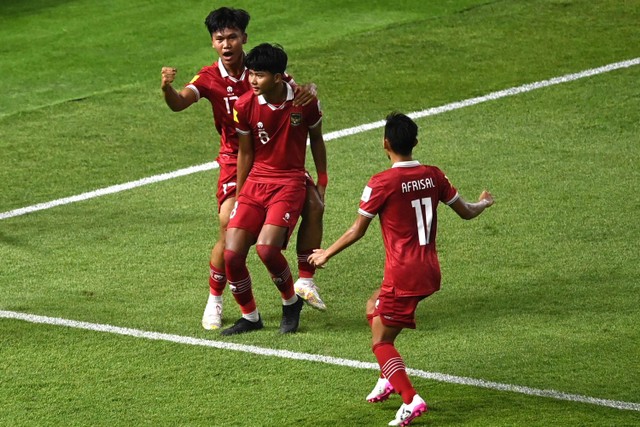 Ekspresi pesepak bola Timnas Indonesia Arkhan Kaka Putra Purwanto (tengah) usai mencetak gol ke gawang Timnas Panama pada pertandingan penyisihan Grup A Piala Dunia U-17 2023 di Stadion Gelora Bung Tomo (GBT), Surabaya, Jawa Timur. Foto: Aditya Pradana Putra/Antara Foto