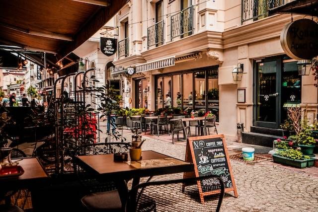 Ilustrasi The Parlor Bandung, sumber foto: unsplash.com/Tony Lee