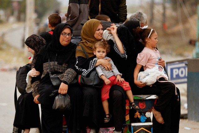 Warga Palestina yang melarikan diri dari Gaza utara menaiki kereta yang ditarik hewan saat mereka bergerak ke selatan, di Jalur Gaza tengah,   Minggu (12/11/2023). Foto: Ibraheem Abu Mustafa/REUTERS