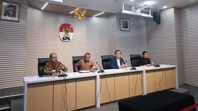 Ketua KPK Firli Bahuri pimpinan konpers penahanan OTT Pj Bupati Sorong, Selasa (14/11/2023). Foto: Hedi/kumparan