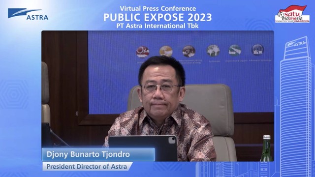 Presiden Direktur PT Astra International Tbk (ASII) Djony Bunarto Tjondro dalam paparan publik virtual, Selasa (14/11/2023). Foto: Dok. Istimewa
