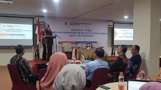 Pj Wali Kota Yogyakarta, Singgih Raharjo, saat memberikan paparan soal strategi PPDB TA 2024/2025. Foto: Birgita/Tugu Jogja