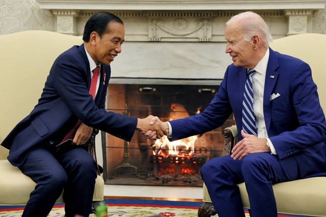 Presiden Jokowi bersalaman dengan Presiden AS Joe Biden di Ruang Oval Gedung Putih di Washington DC, AS, Senin (13/11/2023). Foto: Leah Millis/REUTERS