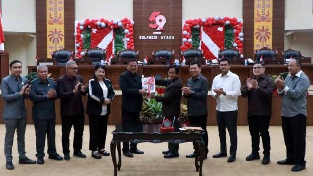 Ketua DPRD Sulawesi Utara, Fransiscus Andi Silangen menyerahkan hasil pembahasan APBD 2024 ke Gubernur Sulut, Olly Dondokambey.