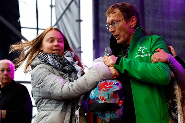 Aktivis Greta Thunberg menghadiri The March for Climate and Justice untuk menuntut perubahan politik sebelum pemilu di Amsterdam, Belanda, Minggu (12/11/2023). Foto: Piroschka Van De Wouw/REUTERS