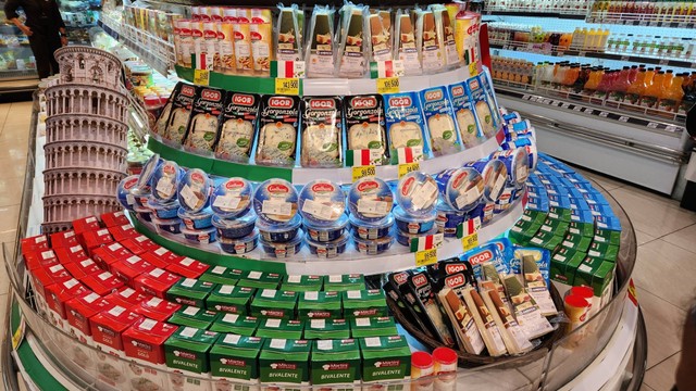 Hero Supermarket gelar Italian Fair, pamerkan makanan dan minuman dari Italia. Foto: Azalia Amadea/kumparan