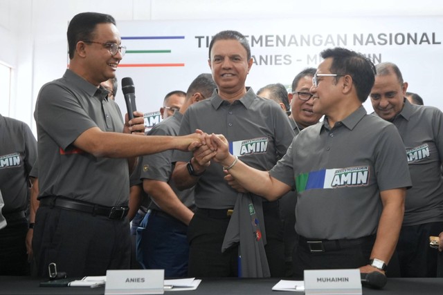 Anies Baswedan dan Muhaimin Iskandar memperkenalkan Timnas Pemenangan AMIN, Selasa (14/11/2023). Foto: Dok. Istimewa