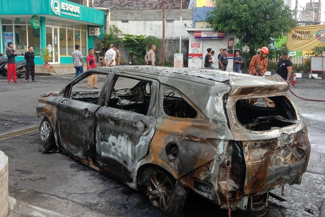 Toyota Avanza yang terbakar di Jalan Affandi, Condongcatur, Kapanewon Depok, Kabupaten Sleman, Selasa (14/11/2032) pagi. Foto: Dok Polsek Depok Timur