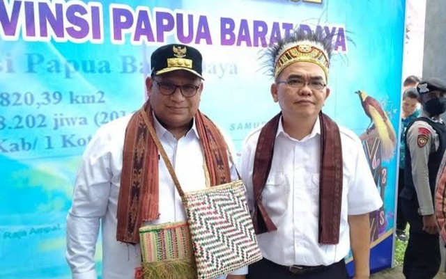 Penjabat Gubernur Papua Barat Daya Mohammad Musa'ad didampingi Penjabat Sekda Papua Barat Daya Edison Siagian. Foto: Dok. Istimewa