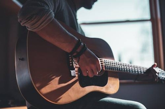 Ilustrasi Cara Memilih Gitar yang Bagus. Sumber: Unsplash