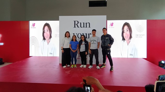 Konferensi Pers Run Your Way, yang dihadiri Daniel Mananta dan Febby Rastanty di Sudirman, Jakarta Pusat, Selasa (14/11/2023).
 Foto: Aprilandika Pratama/kumparan