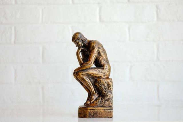 Ilustrasi Tahapan Perkembangan Intelektual Masyarakat Menurut Auguste Comte. Sumber: unsplash.com/ Tingey Injury Law Firm