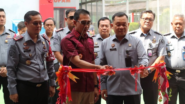 Pemotongan Pita Peresmian Dapur Sehat Berseri Lasusda. dok Humas LPN Samarinda