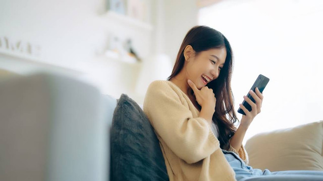 Ilustrasi Perempuan bermain smartphone. Foto: Shutterstock