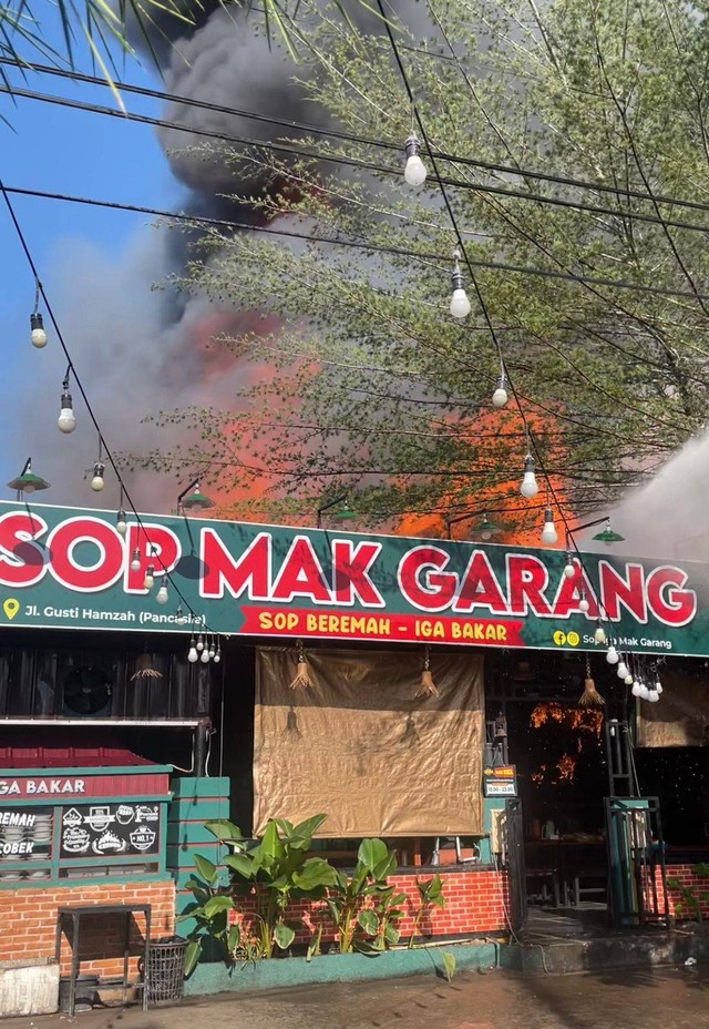 Musibah kebakaran menimpa warung makan Sop Mak Garang di Jalan Gusti Hamzah Pontianak. Foto: Leo Prima/Hi!Pontianak