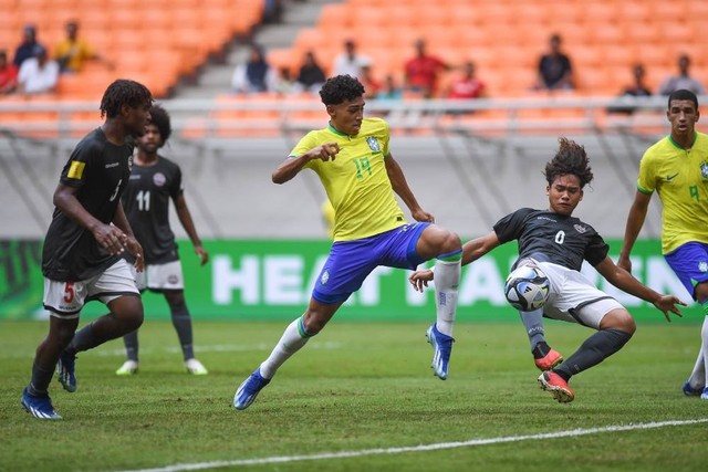 Pertandingan Piala Dunia U-17 antara Brasil melawan Kaledonia Baru di Jakarta International Stadium. Foto: Sigid Kurniawan/ANTARA FOTO