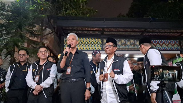 Paslon Ganjar-Mahfud usai salat Magrib berjemaah bersama tim TPN di Gondangdia. Foto: Annisa Thahira Madina/kumparan