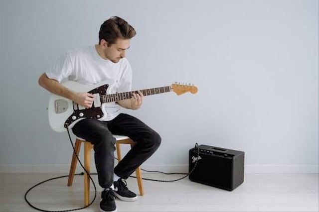 Ilustrasi Cara Merawat Gitar. Sumber: Unsplash