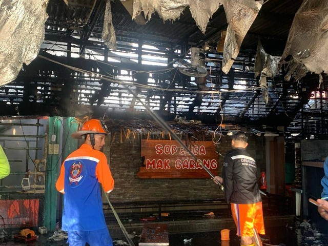 Petugas memadamkan api yang menghanguskan Warung Sop Mak Garang Pontianak. Foto: Fajar Bahari/Hi!Pontianak