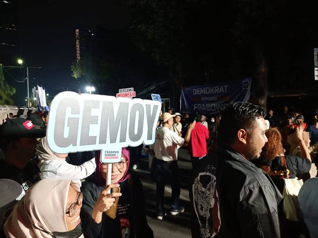 Suasana di depan Gedung KPU, Jakarta Pusat jelang pengundian nomor urut capres-cawapres, Selasa (14/11) malam.  Foto: Zamachsyari/kumparan