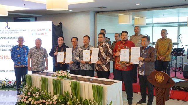 Menteri PUPR Basuki Hadimuljono dalam penandatanganan kontrak kerja Patimban Access Toll Road Construction Project Package 1, 2 dan 3.  Foto: Waskita Karya