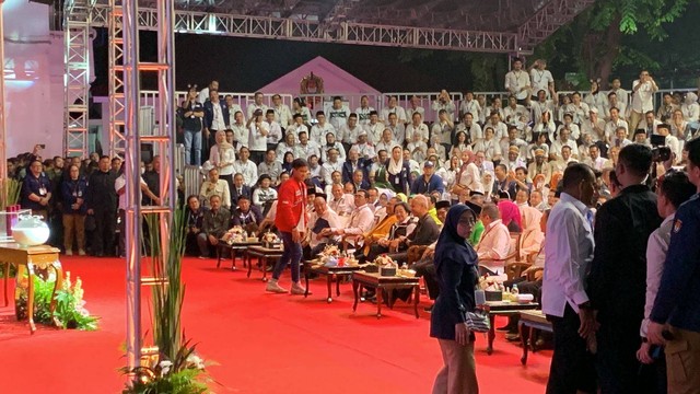 Momen ketika Kaesang dan Gibran salami Megawati di KPU RI. Foto: Luthfi Humam/kumparan