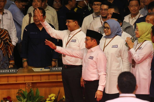 Calon presiden Anies Baswedan dan Wakilnya Muhaimin Iskandar menghadiri pengundian nomor urut pasangan capres-cawapres di gedung Komisi Pemilihan Umum (KPU) RI, Jakarta, Selasa (14/11).  Foto: Aditia Noviansyah/kumparan