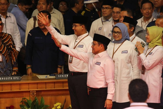 Calon presiden Anies Baswedan dan Wakilnya Muhaimin Iskandar menghadiri pengundian nomor urut pasangan capres-cawapres di gedung Komisi Pemilihan Umum (KPU) RI, Jakarta, Selasa (14/11).  Foto: Aditia Noviansyah/kumparan