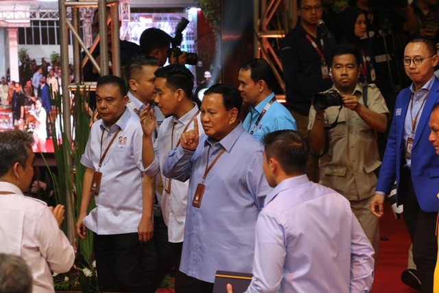 Calon presiden Prabowo Subianto-Gibran Rakabuming Raka menghadiri pengundian nomor urut pasangan capres-cawapres di gedung Komisi Pemilihan Umum (KPU) RI, Jakarta, Selasa (14/11). Foto: Aditia Noviansyah/kumparan