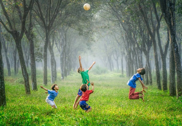 Ilustrasi Wujud Kesatuan Bangsa dalam Aspek Sosial. Sumber: Unsplash.com/Robert Collins