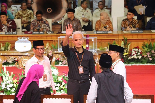 Calon presiden Ganjar Pranowo-Mahfud Md menghadiri pengundian nomor urut pasangan capres-cawapres di gedung Komisi Pemilihan Umum (KPU) RI, Jakarta, Selasa (14/11).  Foto: Aditia Noviansyah/kumparan